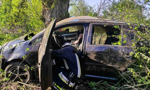 На Вінниччині рятували водія, якого затисло в салоні після серйозної ДТП