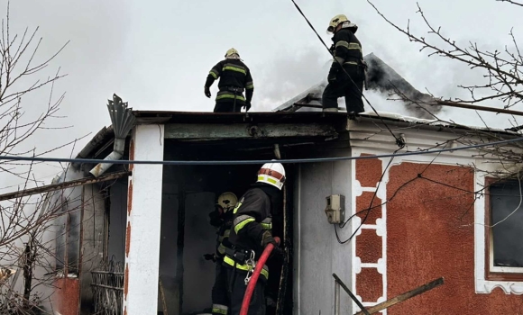 На Вінниччині спалахнув будинок через несправність пічного опалення – травмувався власник помешкання