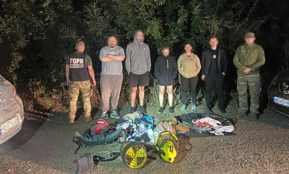 На Вінниччині судитимуть жінок, які обіцяли незаконно переправити чоловіків через кордон На Вінниччині судитимуть жінок, які обіцяли незаконно переправити чоловіків через кордон