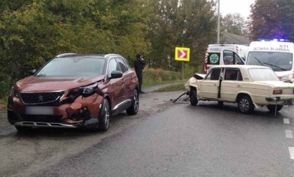 На Вінниччині в аварії постраждав водій авто і його 12-річний пасажир