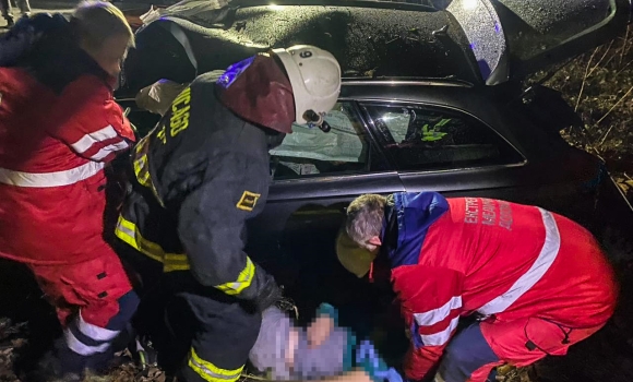  На Вінниччині в салоні розбитого авто після аварії заблокувало трьох людей