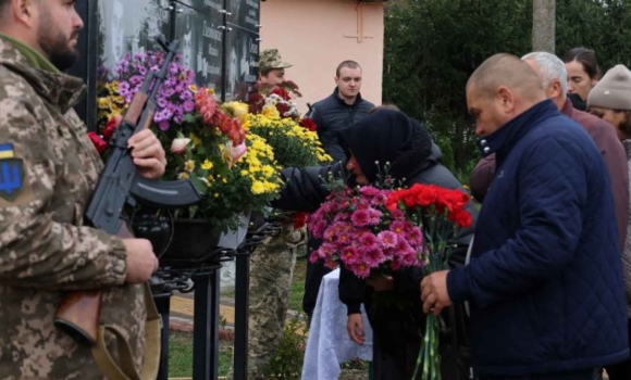 На Вінниччині відкрили меморіальну дошку загиблому Захиснику Віктору Петлінському