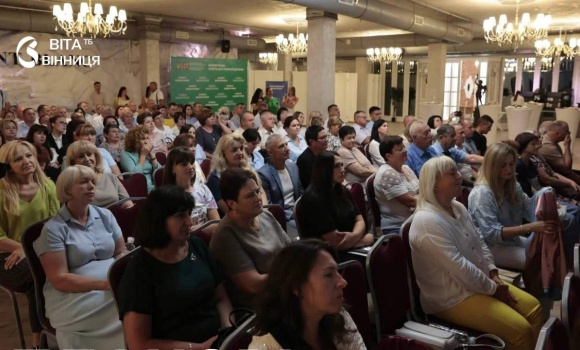 На Вінниччині відзначили найкращих педагогів на серпневій конференції