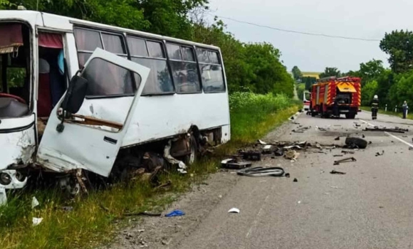 На Вінниччині внаслідок ДТП в салоні легковика затисло людину