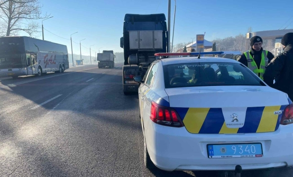 На Вінниччині водій автомобіля MAN спробував відкупитись від патрульних