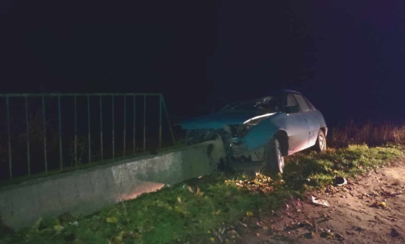 На Вінниччині водій легкового авто зіткнувся з мостовим бордюром На Вінниччині водій легкового авто зіткнувся з мостовим бордюром