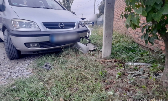 На Вінниччині водійка протаранила електроопору, загинула малолітня пасажирка