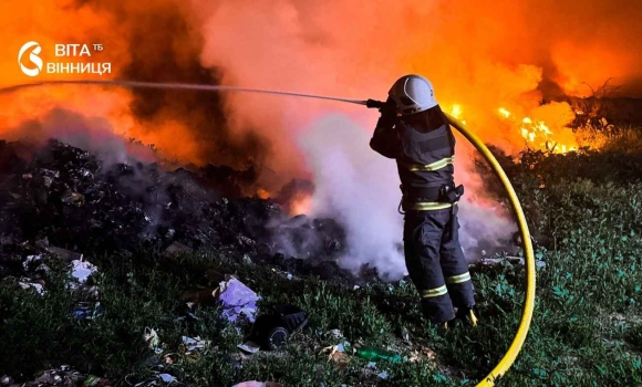 На Вінниччині вогнеборці ліквідували дві серйозні пожежі горіли приватна споруда та сміттєзвалище