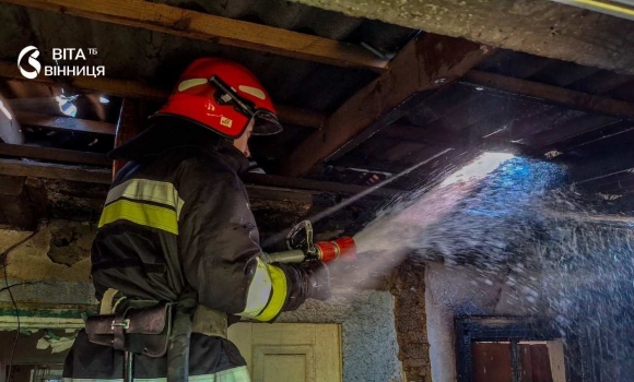 На Вінниччині вогонь від сухої трави перекинувся на будинок і авто На Вінниччині вогонь від сухої трави перекинувся на будинок і авто
