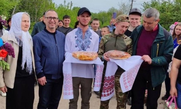 На Вінниччині всім селом зустрічали захисника, звільненого з полону