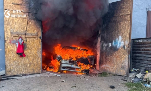 На Вінниччині за добу рятувальники загасили три пожежі — будинок і два автомобілі На Вінниччині за добу рятувальники загасили три пожежі — будинок і два автомобілі