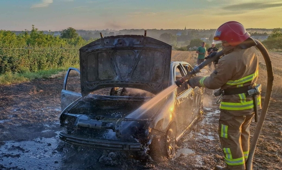 На Вінниччині загорілись два автомобілі - один з них прямо на ходу