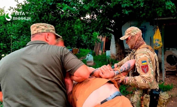 На Вінниччині затримали СЗЧ-шника, який відбивався від військової поліції сокирою На Вінниччині затримали СЗЧ-шника, який відбивався від військової поліції сокирою