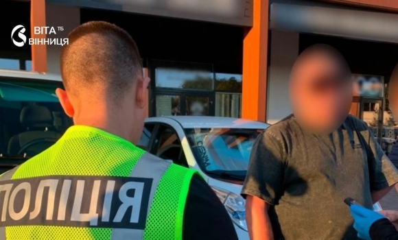 На Вінниччині затримали водія, який переправляв людей через кордон за 8000 доларів На Вінниччині затримали водія, який переправляв людей через кордон за 8000 доларів