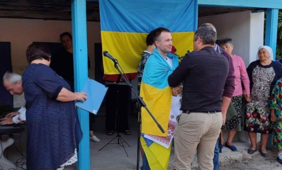 На Вінниччині земляки з квітами зустріли 25-річного захисника, який повернувся з полону