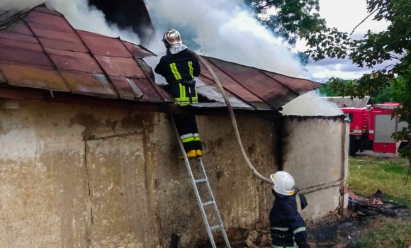 На Вінниччині згорів будинок, легковик і сміттєзвалище