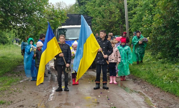 На Вінниччині “живим коридором” прощались з загиблим Героєм