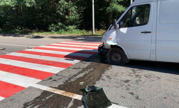 На Вінниччині зіткнулись два авто, а постраждав пішохід, який переходив дорогу