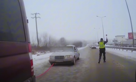На вінницькій трасі патрульні допомогли водію, у якого зламалось авто