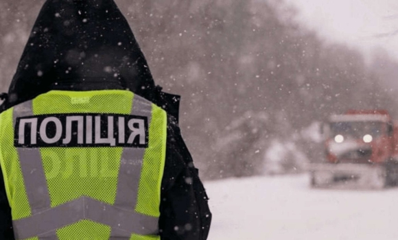 На вінницькій трасі поліцейський допоміг водійці, у якої зламалось авто