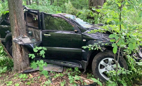 На Вінницькому районі перекинувся позашляховик - водій загинув, пасажирка у лікарні