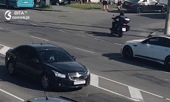 На вулиці Гетьмана Мазепи у Вінниці п'яний водій в'їхав у огорожу