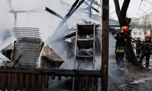 На вулиці Келецькій у Вінниці зайнялася дерев’яна альтанка