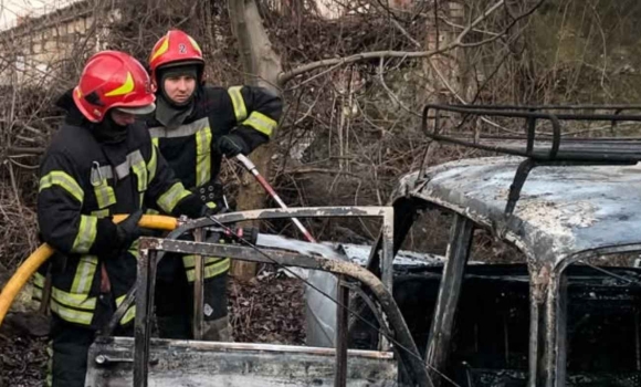 На вулиці Нарбута у Вінниці вщент вигорів легковий автомобіль