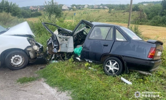 На Жмеринщині Peugeot вискочив на зустрічку та влетів у Opel - є постраждалі