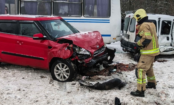 На Жмеринській трасі сталась потрійна ДТП: зіткнулись два легковики та автобус