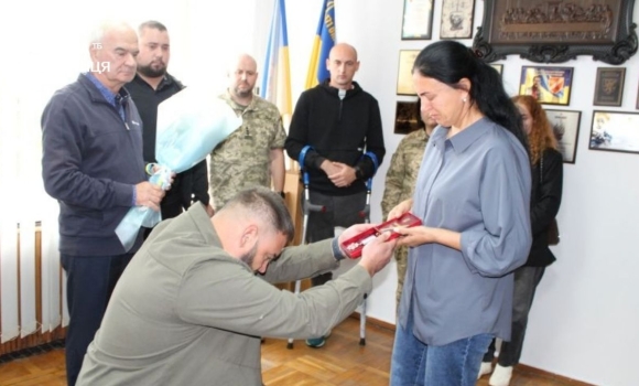Нагороди полеглих Героїв — у руках рідних у Калинівці відзначили захисників та їхні родини Нагороди полеглих Героїв — у руках рідних у Калинівці відзначили захисників та їхні родини