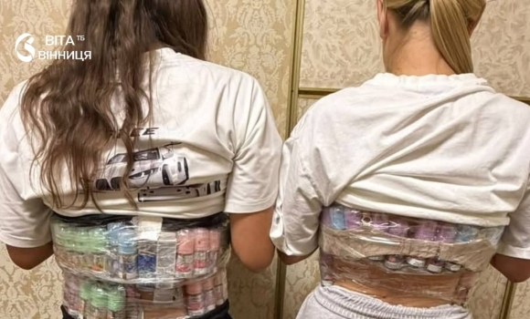 Намотали на тіло під одягом вінницькі митники виявили приховані флакони з рідиною для вейпів Намотали на тіло під одягом вінницькі митники виявили приховані флакони з рідиною для вейпів