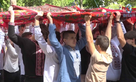 Напередодні Дня вишиванки понад 200 студентів ВТФК відтворили орнамент подільської вишивки