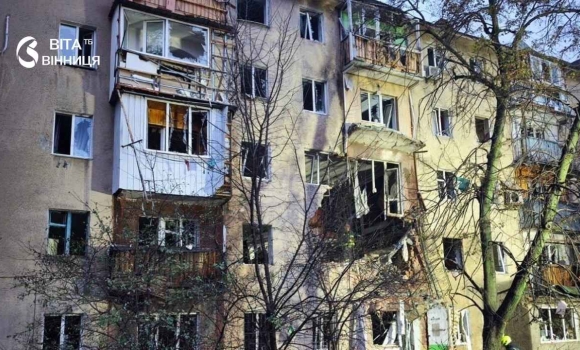 наслідки нічної атаки біля пошкодженого житлового будинку у Вінниці наслідки нічної атаки біля пошкодженого житлового будинку у Вінниці