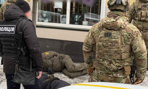 Нацполіція спільно з СБУ викрила вінничан, які за гроші «відбивали» чоловіків від мобілізації Нацполіція спільно з СБУ викрила вінничан, які за гроші «відбивали» чоловіків від мобілізації