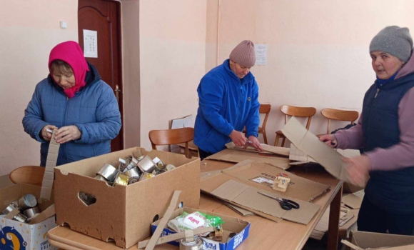 Навіть без світла у селі на Вінниччині виготовляють окопні свічки