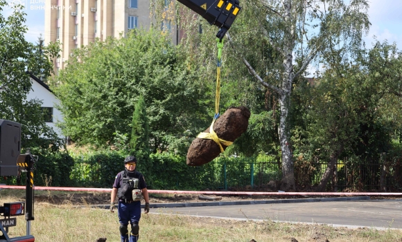 Небезпечна знахідка на території 13 ліцею виявили дві авіабомби часів Другої світової війни