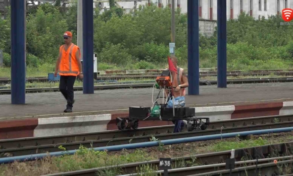 Небезпечні розваги дітей неповнолітні розкладають сторонні предмети на залізничних коліях