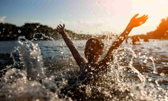 Небезпечні розваги: у Вінниці діти стрибали із мосту у воду