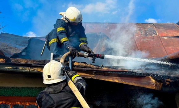 Недопалок знищив покрівлю та двадцять тюків соломи на Вінниччині