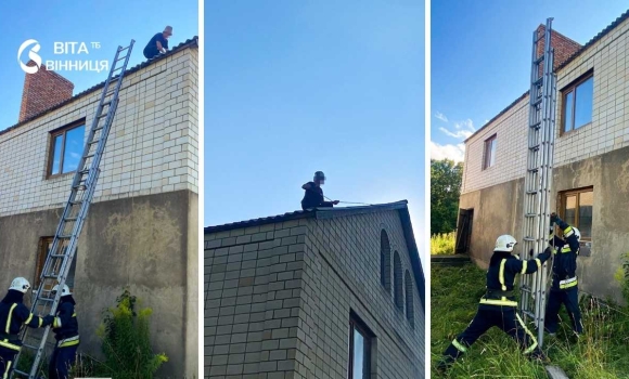 Негода на Вінниччині зірвала дах будинку, а власник оселі опинився у пастці на висоті Негода на Вінниччині зірвала дах будинку, а власник оселі опинився у пастці на висоті