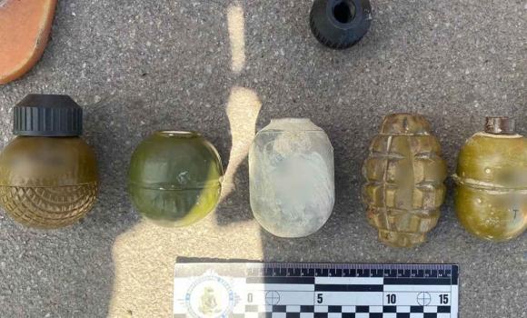 Нервовий водій і повна сумка гранат на трасі у Вінницькій області зупинили небезпечне авто