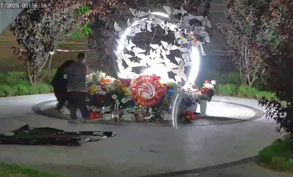 Невідома вкрала квіти з Вінницького скверу пам'яті загиблих від ракетного удару