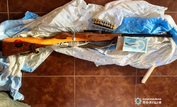Незаконну зброю та вибухівку вилучили у двох мешканців Піщанської громади