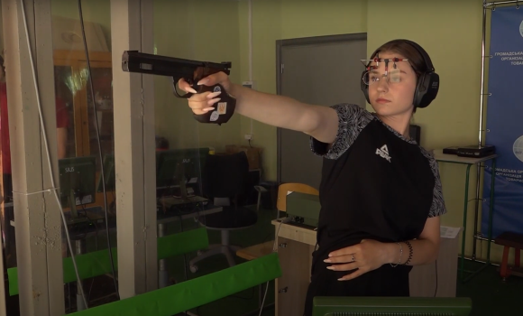 Ні дня без зброї: спортсменка з Вінниці професійно займається стрільбою з малокаліберного пістолета