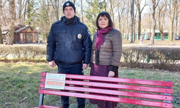 "Ні насильству!": у Вінниці встановили ще п'ять "червоних лавок"