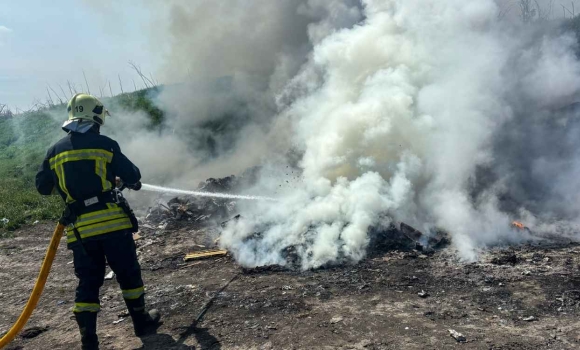 Нічна тривога на Ямпільщині та пожежа на підприємстві де на Вінниччині приборкували вогонь