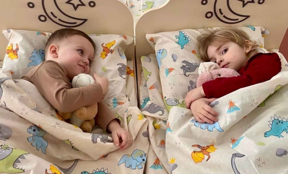 Німецькі благодійники передали 40 дитячих ліжечок вихованцям Калинівського дитсадка