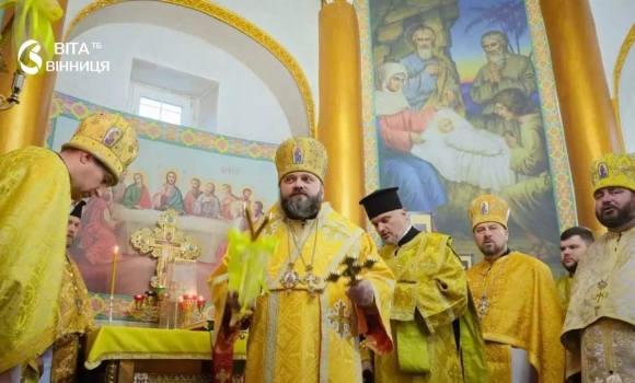 Нова дзвіниця, каплиця та шість дзвонів у Чернівцях освятили храмові споруди