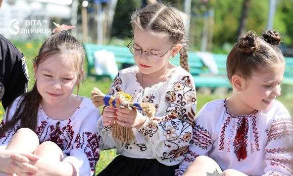 Нитка, що оберігає воїна у Вінниці створили унікальний символ єдності, який вражає до сліз Нитка, що оберігає воїна у Вінниці створили унікальний символ єдності, який вражає до сліз